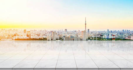 亚洲业务概念房地产和企业建设-全景的现代城市景观建设鸟眼鸟瞰图的浅草寺神社下日出,早上蓝色明亮的天空在东京,日本
